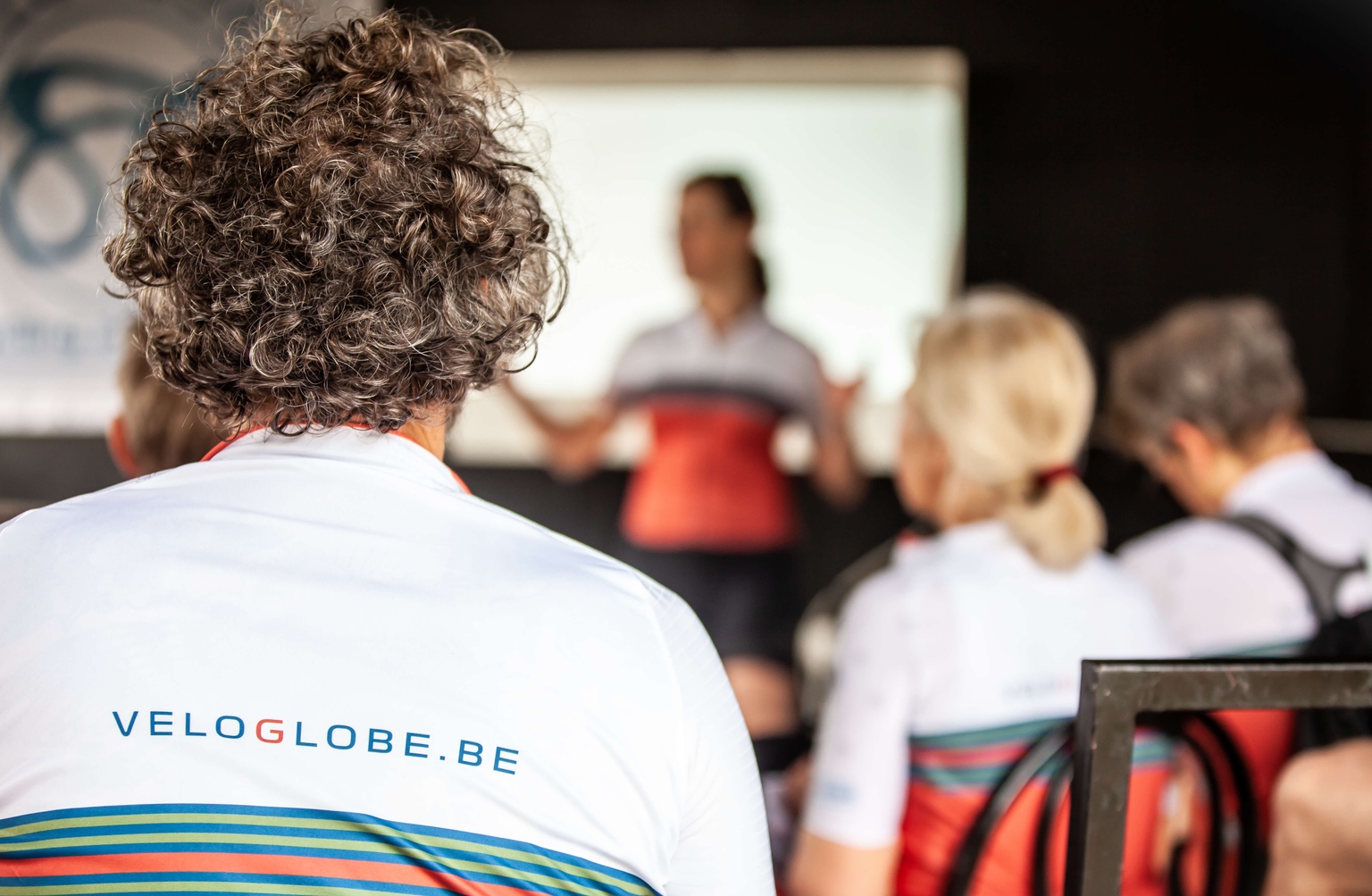 Veloglobe founder praat met een groep fietsers over de opkomende reisroute.