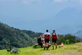 Veloglobe deelnemers aan het uitrusten met een mooi uitzicht op een gravelparcour in Colombia.