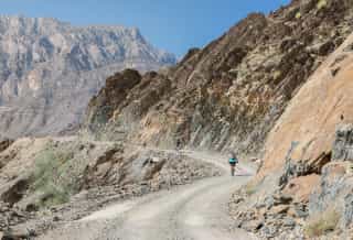 Een gravelparcour in Oman met fietsers