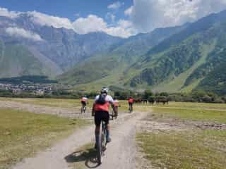 Des cyclistes Veloglobe traversent les montagnes et vallées sauvages de Géorgie lors d’un voyage à vélo d’aventure.